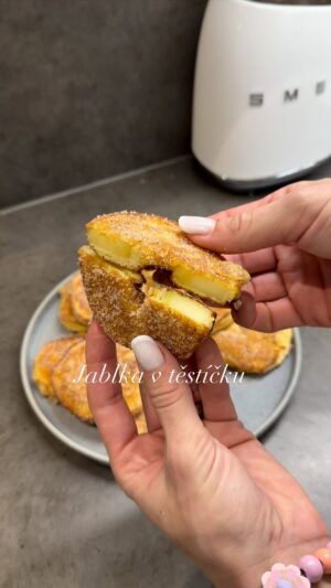 Nikol Švantnerová Instagram - Jablka v těstíčku🍎
Další vynikající rychlo recept.

Potřebujete:
3 jablka 
250g mouky
2 lžičky prášku do pečiva 
2 vejce
150ml mléka
Cukr
Skořice
Med

Jablka očistíme, nakrájíme, vykrojíme vnitřky. Na těsto použijeme mouku, vejce, mléko, prášek do pečiva, med a promícháme. Jablka obalíme v těstíčku a smažíme dozlatova. Potom obalíme ve skořici a cukru( nebo skořicový cukr) a je hotovo.