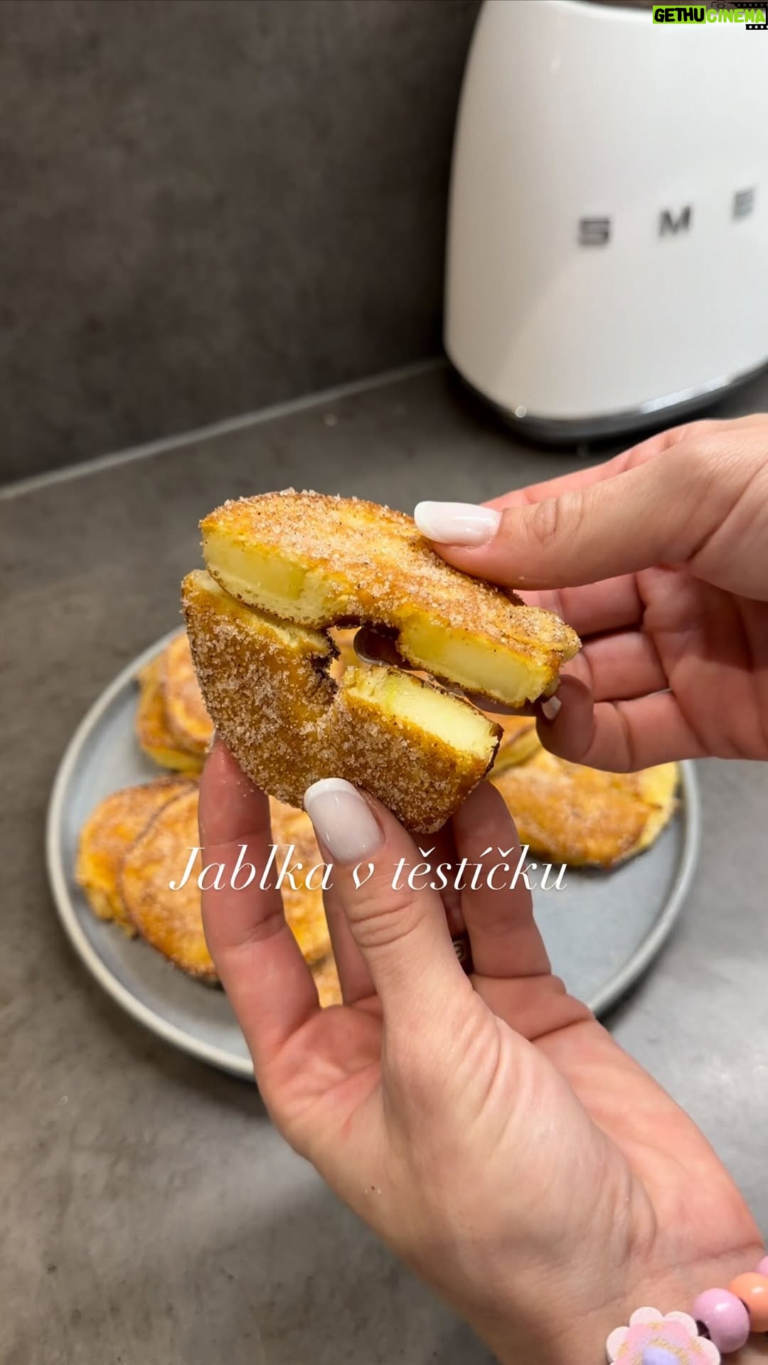 Nikol Švantnerová - 2.2K Likes - Jablka v těstíčku🍎
Další vynikající rychlo recept.

Potřebujete:
3 jablka 
250g mouky
2 lžičky prášku do pečiva 
2 vejce
150ml mléka
Cukr
Skořice
Med

Jablka očistíme, nakrájíme, vykrojíme vnitřky. Na těsto použijeme mouku, vejce, mléko, prášek do pečiva, med a promícháme. Jablka obalíme v těstíčku a smažíme dozlatova. Potom obalíme ve skořici a cukru( nebo skořicový cukr) a je hotovo.