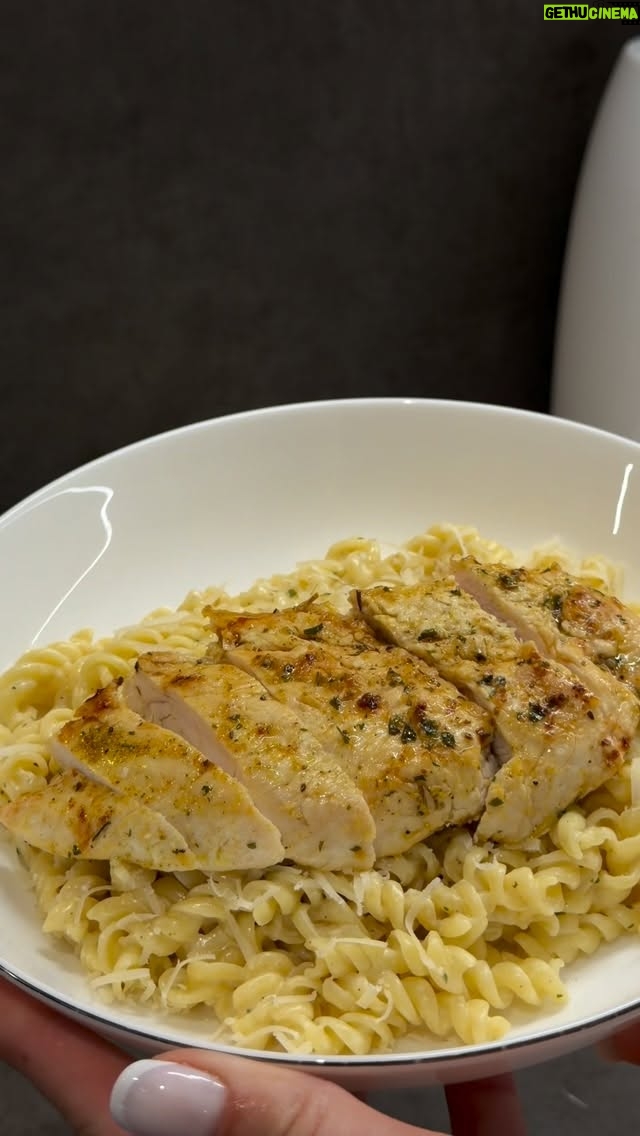 Nikol Švantnerová - 1.4K Likes - Krémové smetanové těstoviny s kuřecím masem👩🏽‍🍳
Jsme nemocné doma a tak je ideální čas na rychlovku a tak pro vás jednu chutnou mám.

Na pánvi orestujeme maso na másle, potom přidáme kousek másla, česnek, cibuli, přilijeme smetanu s bylinkovým kořením a nastrouhaným parmezánem , vše promícháme, chvíli povaříme, přidáme uvařené těstoviny a můžeme podávat.
Navrch nastrouháme ještě parmezán, maso nakrájíme a je hotovo.
Jeden tip: do omáčky můžete přidat i šťávu z vymačkaného citrónu pro zase trochu jinou chuť.