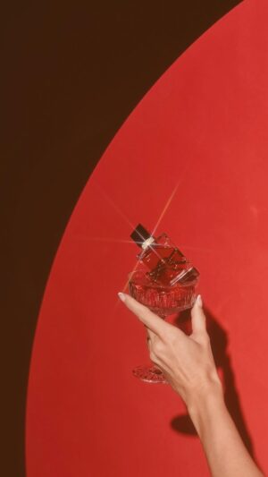 Nikol Švantnerová Instagram - Novinka YSL Berry Crush❤️‍🔥✨
Smyslná, lahodná, svěží, to vše představuje nová vůně od @yslbeauty.
Ikonická vůně chutná jako svoboda - šťavnatá, zralá a návyková a tak přesně se budete cítit!
Malina, kokos, vanilla, musíte ji vyzkoušet, musíte ji mít.

@douglasczech 
#YSLFRAGRANCE #YSLBEAUTY #YSLLIBRE #BERRYCRUSH