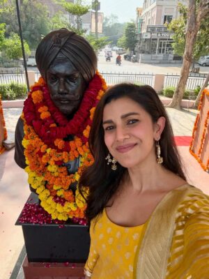 Nimrat Kaur Instagram - It’s been 32 years since Papa left us in service of the nation. A self made son of the soil, a peerless husband and father, and beyond everything, a lion-heart soldier who feared nothing, not even death we were told, in his final moments. Forever grateful to the Indian Army and the administration to have immortalised Papa’s name on the soil he was born in Ganganagar and where he breathed his last in Kashmir valley. His sacrifice, courage, values and grit live on in the memories of his brother soldiers and us all…
Remembering Papa more today than every other day and praying for every soldier who’s lost their lives in action…
Honoured to always be known as Major Bhupender’s daughter.