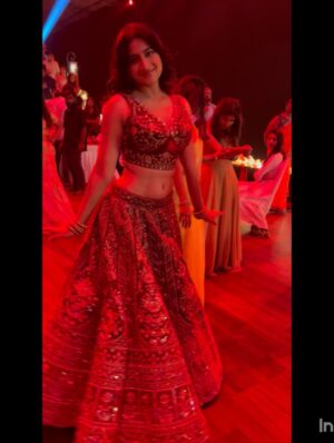 Nishvika Naidu Instagram - Thank youuuu for alll the love you guys have showered upon me and our song , am always grateful for alll your love ♥️
Thank you @kichchasudeepa sir for making these 3 days one of the nicest shoot experience- missing the date’s cake :’( and our conversations 🌸 looking forward to doing more work with you sir 🤗
#mark #kiccha #kicchasudeepa #nishvikanaidu