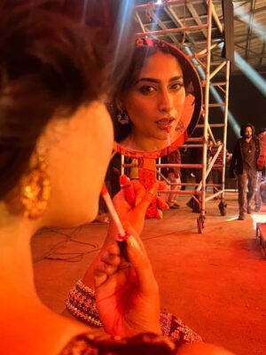 Nishvika Naidu Instagram - Thank youuuu for alll the love you guys have showered upon me and our song , am always grateful for alll your love ♥️
Thank you @kichchasudeepa sir for making these 3 days one of the nicest shoot experience- missing the date’s cake :’( and our conversations 🌸 looking forward to doing more work with you sir 🤗
#mark #kiccha #kicchasudeepa #nishvikanaidu