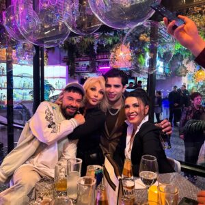 Olivia Collins Instagram - Si saben que odio salir de mi casa? Ah pero cómo no quería irme del #Galifest verdad? Jajajajaj 🪩🕺⭐️ A penas me voy recuperando así que les dejo una probadita porque la verdad se puso bien funky 🤭🤪😅 Pónganme una 📸 en comentarios si quieren ver más 💫 Gracias @galileamontijo por la excusa para juntarnos y pasarla 💣 y @elcorazondelmar.mx por las delicias 🍤 
#oliviacollins