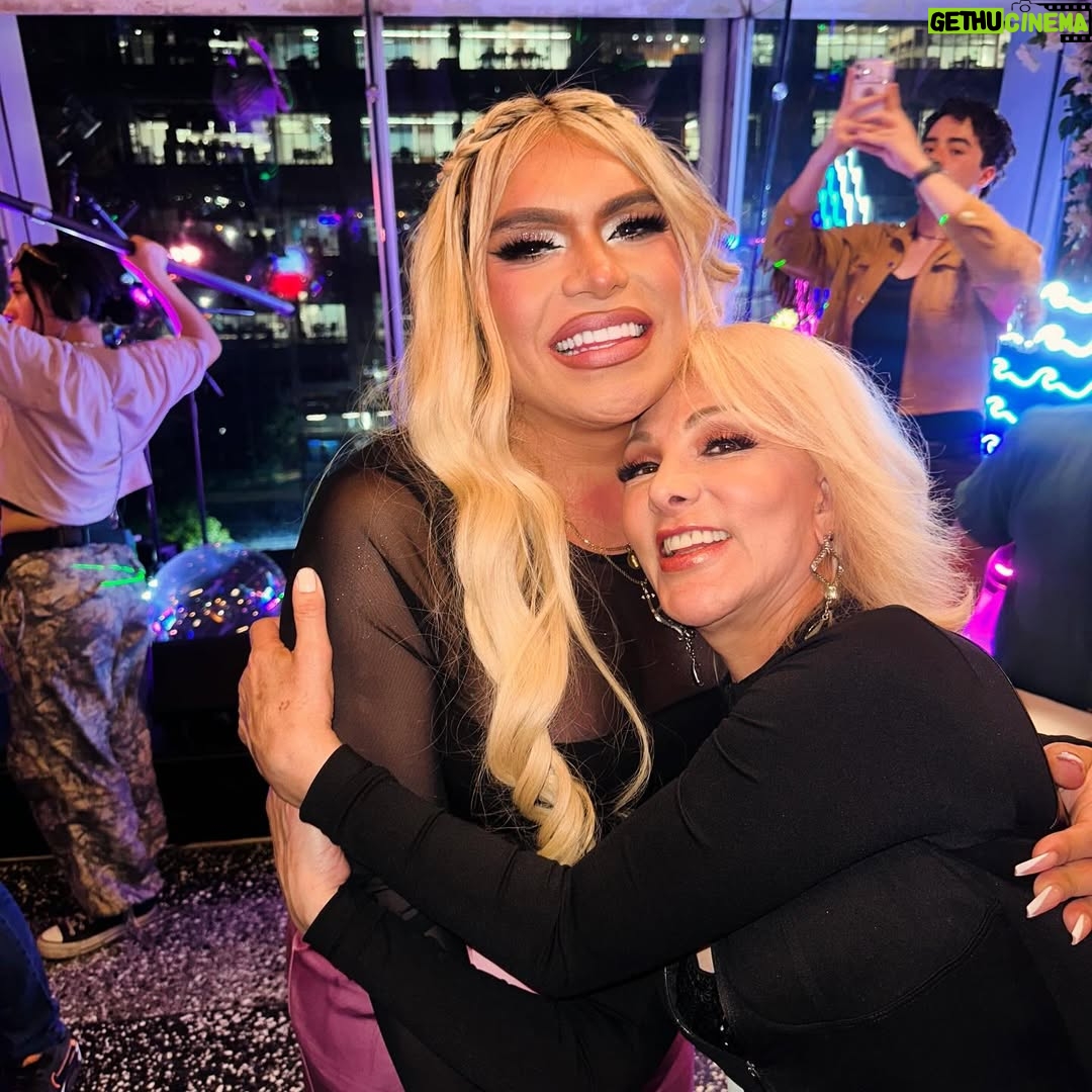 Olivia Collins - 12.8K Likes - Si saben que odio salir de mi casa? Ah pero cómo no quería irme del #Galifest verdad? Jajajajaj 🪩🕺⭐️ A penas me voy recuperando así que les dejo una probadita porque la verdad se puso bien funky 🤭🤪😅 Pónganme una 📸 en comentarios si quieren ver más 💫 Gracias @galileamontijo por la excusa para juntarnos y pasarla 💣 y @elcorazondelmar.mx por las delicias 🍤 
#oliviacollins