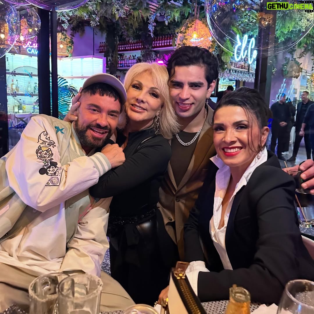 Olivia Collins - 12.8K Likes - Si saben que odio salir de mi casa? Ah pero cómo no quería irme del #Galifest verdad? Jajajajaj 🪩🕺⭐️ A penas me voy recuperando así que les dejo una probadita porque la verdad se puso bien funky 🤭🤪😅 Pónganme una 📸 en comentarios si quieren ver más 💫 Gracias @galileamontijo por la excusa para juntarnos y pasarla 💣 y @elcorazondelmar.mx por las delicias 🍤 
#oliviacollins