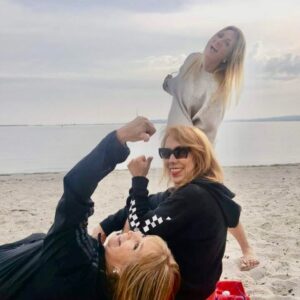 Olivia Collins Instagram - Toda una vida, muchos viajes, muchos pasteles, muchos brindis y muchos recuerdos juntas @misssgabyyys 💗🧳🧁🥂 Te amo con todo mi corazón hermana, feliz cumpleaños 🎈🎂 Que la vida te siga siempre colmando de regalos y bendiciones 🌟 

#oliviacollins #bday #hermana