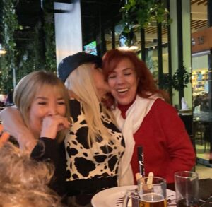 Olivia Collins Instagram - Toda una vida, muchos viajes, muchos pasteles, muchos brindis y muchos recuerdos juntas @misssgabyyys 💗🧳🧁🥂 Te amo con todo mi corazón hermana, feliz cumpleaños 🎈🎂 Que la vida te siga siempre colmando de regalos y bendiciones 🌟 

#oliviacollins #bday #hermana