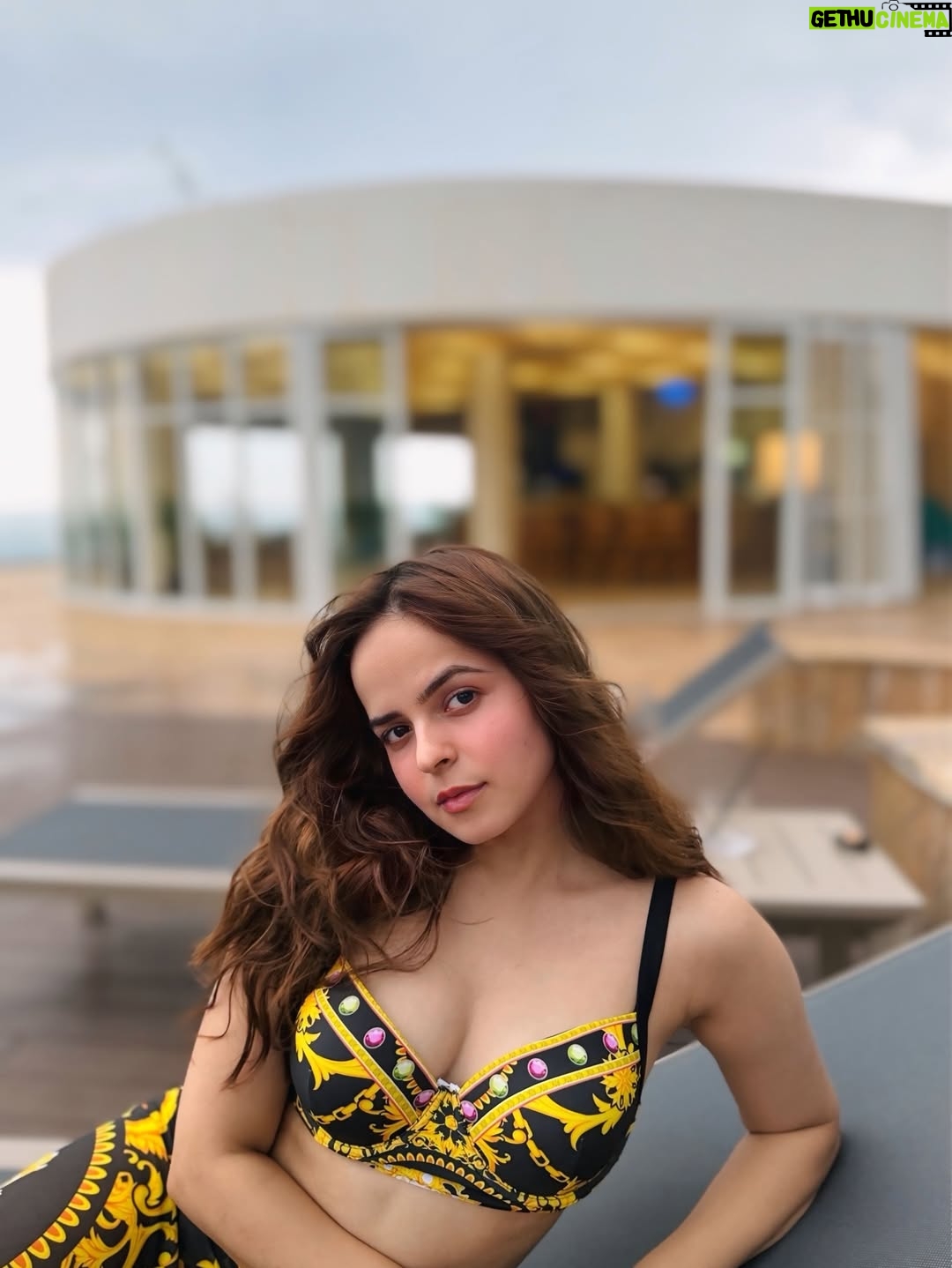 Palak Sindhwani - 168.7K Likes - Just another poolside kinda day in Seychelles..☀️🏖️🌊

wearing - @missmosaofficial