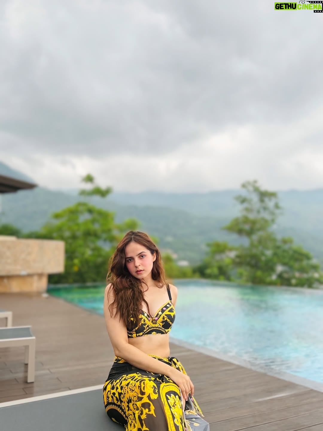 Palak Sindhwani - 168.7K Likes - Just another poolside kinda day in Seychelles..☀️🏖️🌊

wearing - @missmosaofficial