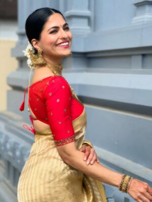 Parvathy Omanakuttan Instagram - 6 yards of pure heritage , craftsmanship, tradition that symbolises femininity, grace and the embodiment of Shakti … A Saree always ensures to make every woman beautiful and I surely am feeling it 🥰