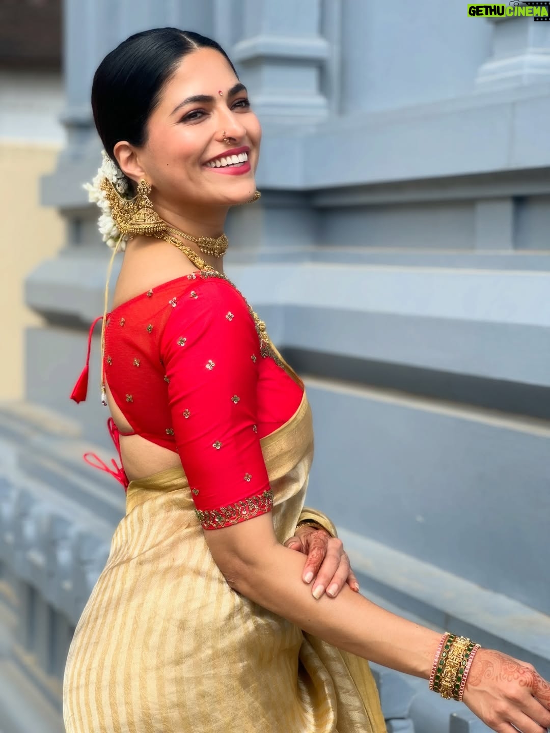 Parvathy Omanakuttan - 4K Likes - 6 yards of pure heritage , craftsmanship, tradition that symbolises femininity, grace and the embodiment of Shakti … A Saree always ensures to make every woman beautiful and I surely am feeling it 🥰