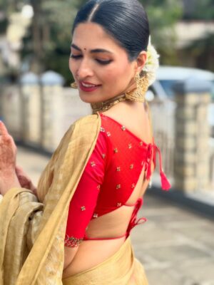 Parvathy Omanakuttan Instagram - 6 yards of pure heritage , craftsmanship, tradition that symbolises femininity, grace and the embodiment of Shakti … A Saree always ensures to make every woman beautiful and I surely am feeling it 🥰
