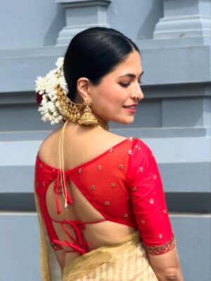 Parvathy Omanakuttan Instagram - 6 yards of pure heritage , craftsmanship, tradition that symbolises femininity, grace and the embodiment of Shakti … A Saree always ensures to make every woman beautiful and I surely am feeling it 🥰