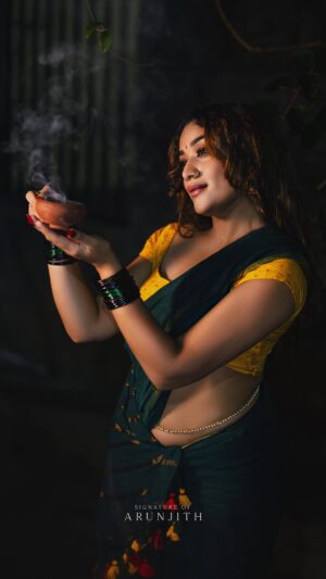 Parvathy R Krishna Instagram - ഗായത്രിദേവി ❤️
Photography: @mr_arunjith @lamore_weddingfilms 
Makeup: @aura_brides.by_gayathri 
Hipchain : @bhumika_rental_jewels 

.
.
.
.
.
.
#reel #traditional #saree #parvathykrishna #viral