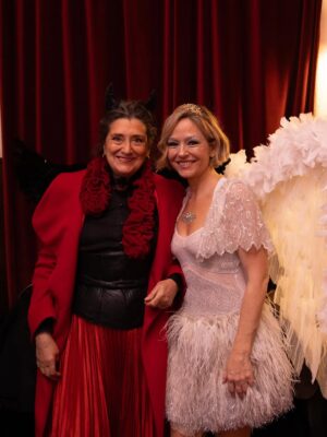 Paula Lobo Antunes Instagram - Este sábado festejei os meus 50 anos rodeada de amor 🥰 A sorte que eu tenho, o privilégio e a honra de ser tão amada.
Nunca gostei de festejar o meu aniversário….sofro de Birthday Anxiety, fazer anos sempre foi um sofrimento para mim, mas devo dizer que depois destes 50 anos finalmente superei essa ansiedade.
Não sei como agradecer a todos que fizeram esta noite inesquecível e tão mas tão especial.
Tenho muitas mais fotografias e hão-de vir aqui parar…❤️
.
.
PS. Meus looks anjo e demonio foram delicadamente feitos pela magica talentosa Maria Gonzaga 🙏🏼🙏🏼🙏🏼🙏🏼 e a minha make up foi a maravilhosa @saravalentecorrea ❤️❤️❤️❤️
📸 @goncalo_filipe__