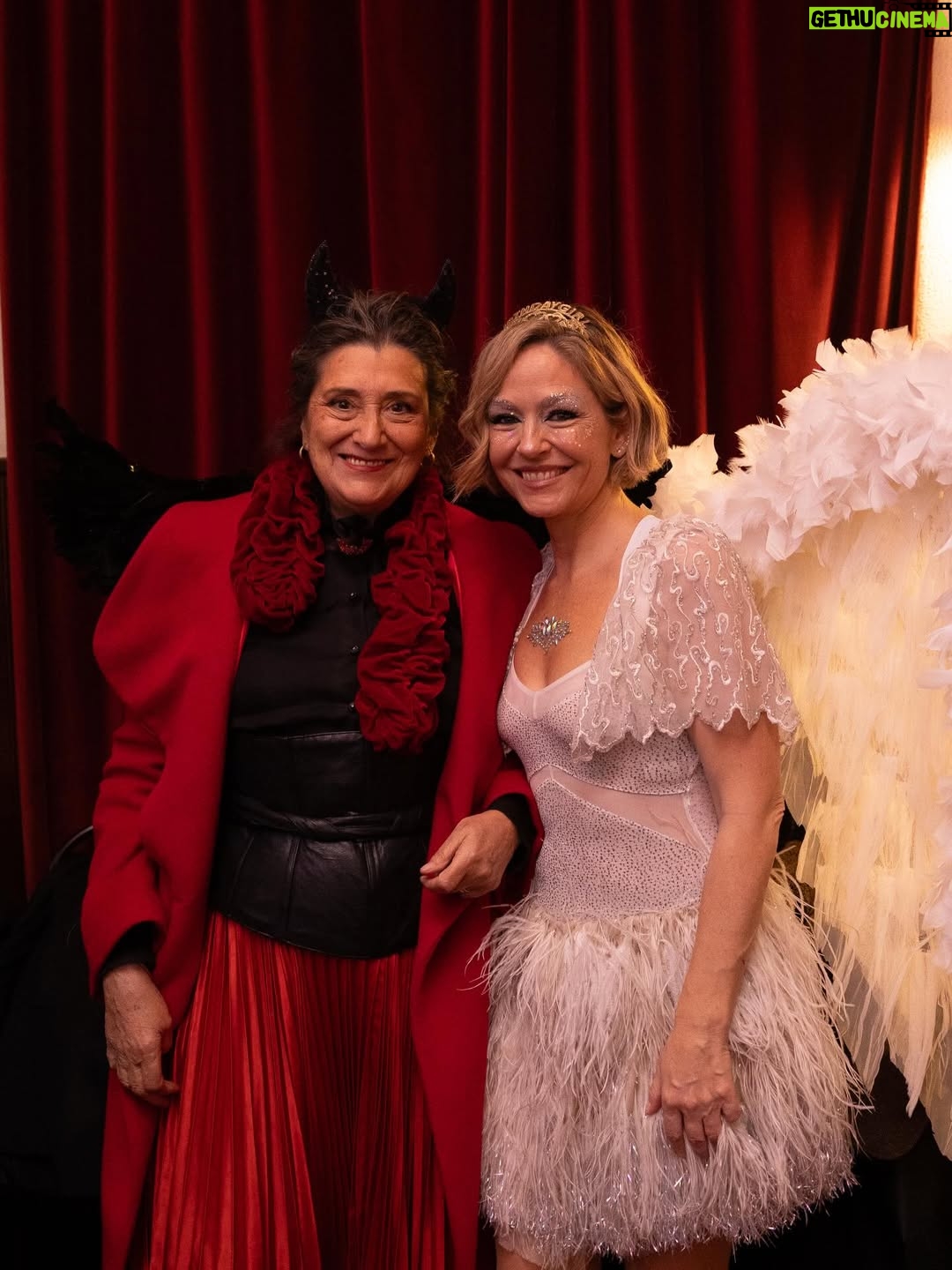 Paula Lobo Antunes - 6.6K Likes - Este sábado festejei os meus 50 anos rodeada de amor 🥰 A sorte que eu tenho, o privilégio e a honra de ser tão amada.
Nunca gostei de festejar o meu aniversário….sofro de Birthday Anxiety, fazer anos sempre foi um sofrimento para mim, mas devo dizer que depois destes 50 anos finalmente superei essa ansiedade.
Não sei como agradecer a todos que fizeram esta noite inesquecível e tão mas tão especial.
Tenho muitas mais fotografias e hão-de vir aqui parar…❤️
.
.
PS. Meus looks anjo e demonio foram delicadamente feitos pela magica talentosa Maria Gonzaga 🙏🏼🙏🏼🙏🏼🙏🏼 e a minha make up foi a maravilhosa @saravalentecorrea ❤️❤️❤️❤️
📸 @goncalo_filipe__
