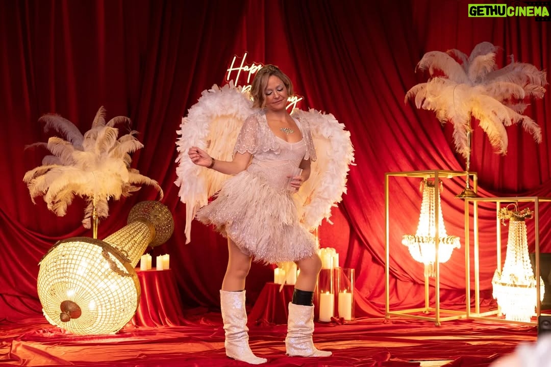 Paula Lobo Antunes - 6.6K Likes - Este sábado festejei os meus 50 anos rodeada de amor 🥰 A sorte que eu tenho, o privilégio e a honra de ser tão amada.
Nunca gostei de festejar o meu aniversário….sofro de Birthday Anxiety, fazer anos sempre foi um sofrimento para mim, mas devo dizer que depois destes 50 anos finalmente superei essa ansiedade.
Não sei como agradecer a todos que fizeram esta noite inesquecível e tão mas tão especial.
Tenho muitas mais fotografias e hão-de vir aqui parar…❤️
.
.
PS. Meus looks anjo e demonio foram delicadamente feitos pela magica talentosa Maria Gonzaga 🙏🏼🙏🏼🙏🏼🙏🏼 e a minha make up foi a maravilhosa @saravalentecorrea ❤️❤️❤️❤️
📸 @goncalo_filipe__
