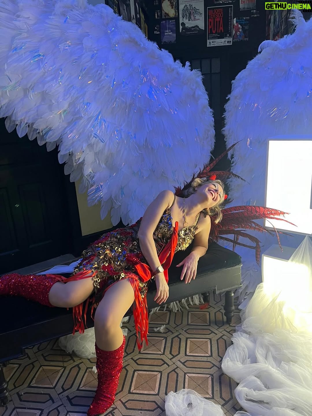 Paula Lobo Antunes - 6.6K Likes - Este sábado festejei os meus 50 anos rodeada de amor 🥰 A sorte que eu tenho, o privilégio e a honra de ser tão amada.
Nunca gostei de festejar o meu aniversário….sofro de Birthday Anxiety, fazer anos sempre foi um sofrimento para mim, mas devo dizer que depois destes 50 anos finalmente superei essa ansiedade.
Não sei como agradecer a todos que fizeram esta noite inesquecível e tão mas tão especial.
Tenho muitas mais fotografias e hão-de vir aqui parar…❤️
.
.
PS. Meus looks anjo e demonio foram delicadamente feitos pela magica talentosa Maria Gonzaga 🙏🏼🙏🏼🙏🏼🙏🏼 e a minha make up foi a maravilhosa @saravalentecorrea ❤️❤️❤️❤️
📸 @goncalo_filipe__