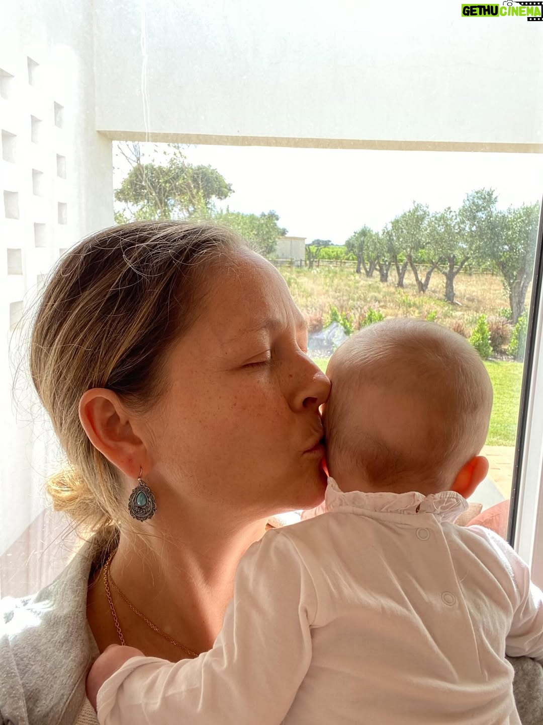 Paula Lobo Antunes - 7.6K Likes - 6 and Golden 🍯
