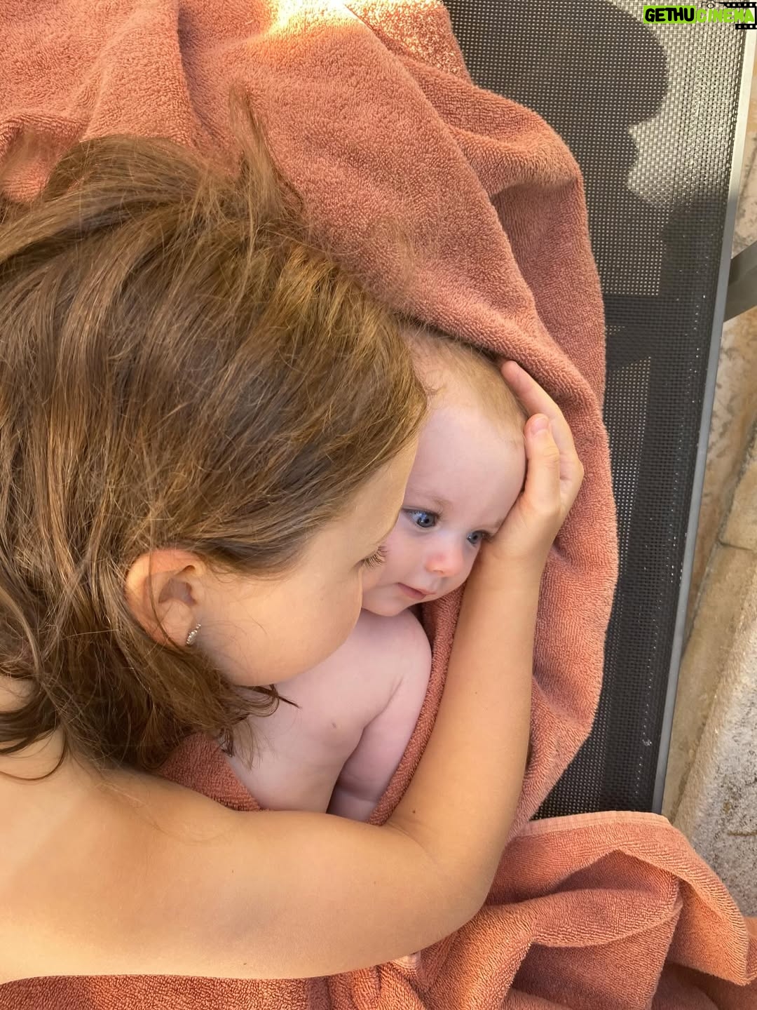 Paula Lobo Antunes - 7.6K Likes - 6 and Golden 🍯
