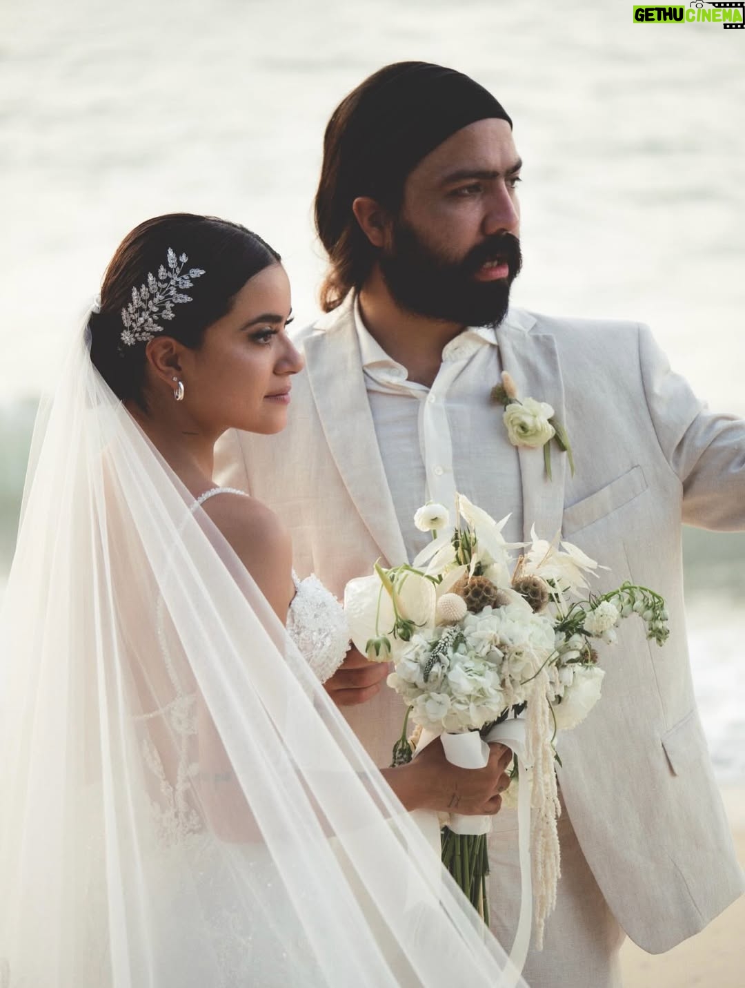 Paulina Gaitán - 20.1K Likes - Hoy cumplimos un año de casados amor ✨Y solo puedo decir Gracias….Gracias por amarme como lo haces, por mirarme con amor, cariño y paciencia… por tomar mi mano y caminar conmigo! Este año ha sido de mucho crecimiento y cambio. Y poder estar a tu lado ha sido mi fuerza.
Le agradezco a la vida poder compartir con un hombre como tú…respetuoso, amoroso, buen papá de nuestras muchas mascotas pero sobre todo, el mejor hombre y esposo! Soy muy afortunada de tenerte a mi lado amor….Sigamos descubriendo la vida juntos… ya que lo mejor está por venir 
Te amo para siempre mi @cachephoto ✨🥰❤️❤️❤️