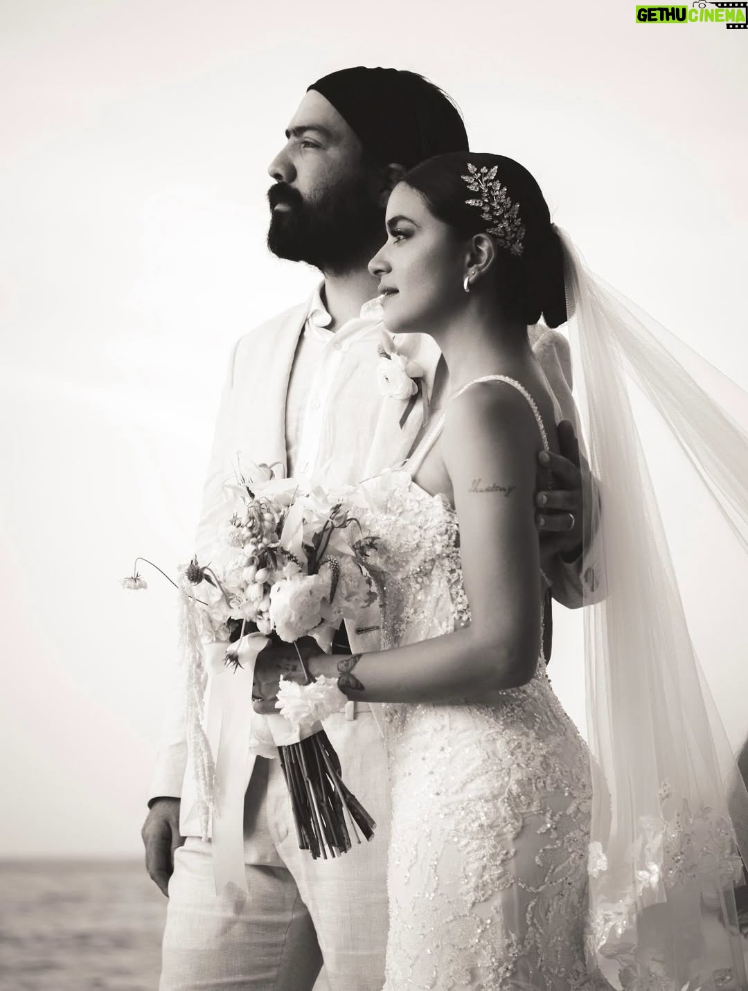 Paulina Gaitán - 20.1K Likes - Hoy cumplimos un año de casados amor ✨Y solo puedo decir Gracias….Gracias por amarme como lo haces, por mirarme con amor, cariño y paciencia… por tomar mi mano y caminar conmigo! Este año ha sido de mucho crecimiento y cambio. Y poder estar a tu lado ha sido mi fuerza.
Le agradezco a la vida poder compartir con un hombre como tú…respetuoso, amoroso, buen papá de nuestras muchas mascotas pero sobre todo, el mejor hombre y esposo! Soy muy afortunada de tenerte a mi lado amor….Sigamos descubriendo la vida juntos… ya que lo mejor está por venir 
Te amo para siempre mi @cachephoto ✨🥰❤️❤️❤️