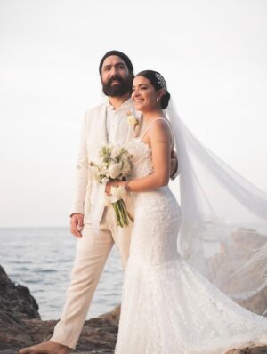 Paulina Gaitán Instagram - Hoy cumplimos un año de casados amor ✨Y solo puedo decir Gracias….Gracias por amarme como lo haces, por mirarme con amor, cariño y paciencia… por tomar mi mano y caminar conmigo! Este año ha sido de mucho crecimiento y cambio. Y poder estar a tu lado ha sido mi fuerza.
Le agradezco a la vida poder compartir con un hombre como tú…respetuoso, amoroso, buen papá de nuestras muchas mascotas pero sobre todo, el mejor hombre y esposo! Soy muy afortunada de tenerte a mi lado amor….Sigamos descubriendo la vida juntos… ya que lo mejor está por venir
Te amo para siempre mi @cachephoto ✨🥰❤️❤️❤️