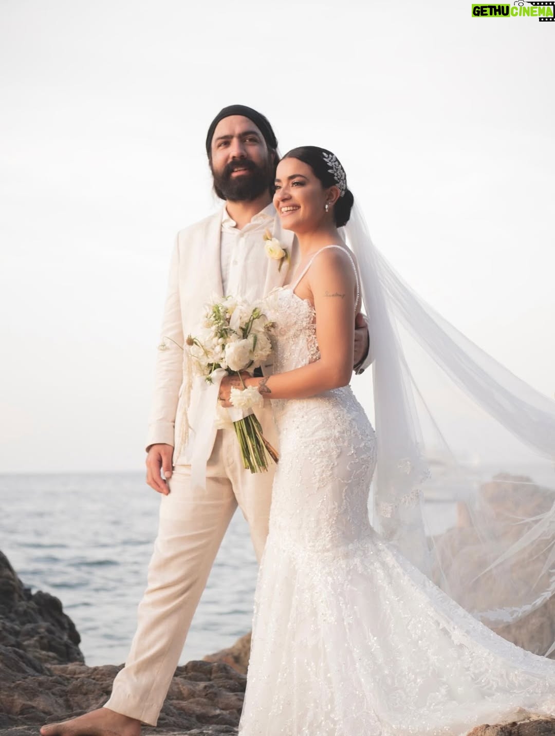 Paulina Gaitán - 20.1K Likes - Hoy cumplimos un año de casados amor ✨Y solo puedo decir Gracias….Gracias por amarme como lo haces, por mirarme con amor, cariño y paciencia… por tomar mi mano y caminar conmigo! Este año ha sido de mucho crecimiento y cambio. Y poder estar a tu lado ha sido mi fuerza.
Le agradezco a la vida poder compartir con un hombre como tú…respetuoso, amoroso, buen papá de nuestras muchas mascotas pero sobre todo, el mejor hombre y esposo! Soy muy afortunada de tenerte a mi lado amor….Sigamos descubriendo la vida juntos… ya que lo mejor está por venir 
Te amo para siempre mi @cachephoto ✨🥰❤️❤️❤️