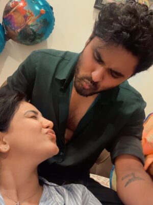 Pavani Reddy Instagram - Stealing kisses and hearts 💋
#usmoments❤️ #TogatherFeelsRight #pavmir #amirpavni