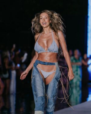 Penny Lane Instagram - Man! I feel like a woman! @si_swimsuit