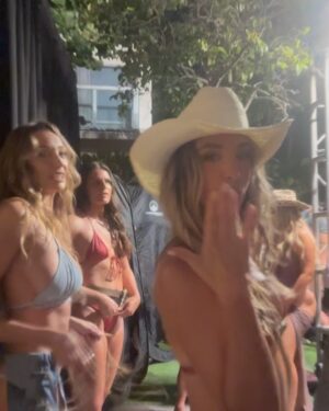 Penny Lane Instagram - Man! I feel like a woman! @si_swimsuit