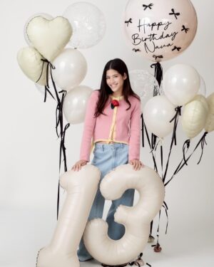 Phiyada Jutharattanakul Instagram - Happy birthday 13 ขวบ🎂⭐️ แล้ว แบบภาพนิ่ง 😊 inโตไวแท้ แม่จ๋าจะทำใจไปเรื่อยๆๆ เลี้ยงทุกวันโตคาตาทุกวัน 😤 รักนาวานะลูกกก 🎂⭐️👧🏻😍 ❤️Que Sera Sera 💋 @mookmake @kie_chira @sretsisofficial @therollingpinn @tandtbangkok @blow.balloon.bkk 🤘🏼🙏🏼