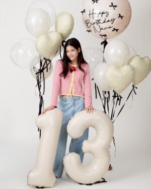 Phiyada Jutharattanakul Instagram - Happy birthday 13 ขวบ🎂⭐️ แล้ว แบบภาพนิ่ง 😊 inโตไวแท้ แม่จ๋าจะทำใจไปเรื่อยๆๆ เลี้ยงทุกวันโตคาตาทุกวัน 😤 รักนาวานะลูกกก 🎂⭐️👧🏻😍 ❤️Que Sera Sera 💋 @mookmake @kie_chira @sretsisofficial @therollingpinn @tandtbangkok @blow.balloon.bkk 🤘🏼🙏🏼