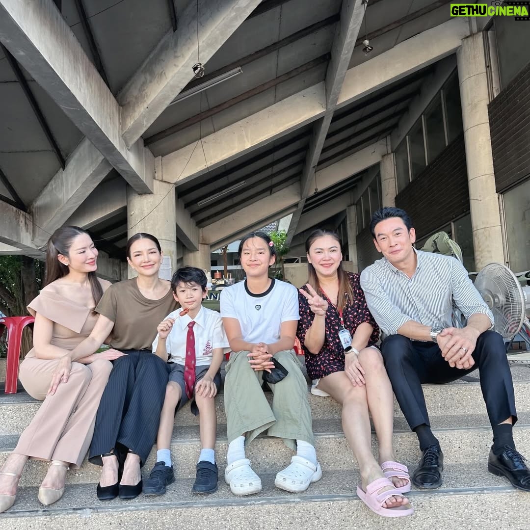 Phiyada Jutharattanakul - 37.2K Likes - Happy time กับเด็กๆ 👧🏻👦🏻🎬 ที่กองถ่าย ป้าหายเหงาเลยลูกก ☺️😘 ช่วงป้าว่างๆก็ เล่นกับหลานๆสนุกเลย แล้ว เอาไว้เจอกันอีกนะคะ 🥰 พ่อๆแม่ๆ พามาอีกน๊า 😋