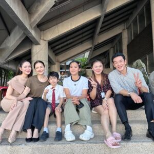 Phiyada Jutharattanakul Instagram - Happy time กับเด็กๆ 👧🏻👦🏻🎬 ที่กองถ่าย ป้าหายเหงาเลยลูกก ☺️😘 ช่วงป้าว่างๆก็ เล่นกับหลานๆสนุกเลย แล้ว เอาไว้เจอกันอีกนะคะ 🥰 พ่อๆแม่ๆ พามาอีกน๊า 😋