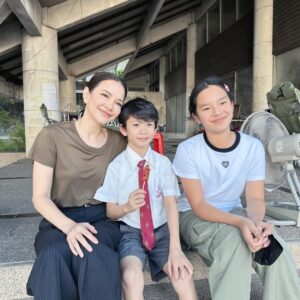 Phiyada Jutharattanakul Instagram - Happy time กับเด็กๆ 👧🏻👦🏻🎬 ที่กองถ่าย ป้าหายเหงาเลยลูกก ☺️😘 ช่วงป้าว่างๆก็ เล่นกับหลานๆสนุกเลย แล้ว เอาไว้เจอกันอีกนะคะ 🥰 พ่อๆแม่ๆ พามาอีกน๊า 😋