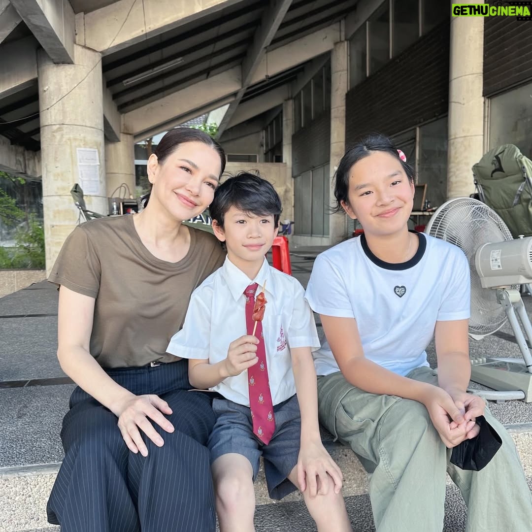 Phiyada Jutharattanakul - 37.2K Likes - Happy time กับเด็กๆ 👧🏻👦🏻🎬 ที่กองถ่าย ป้าหายเหงาเลยลูกก ☺️😘 ช่วงป้าว่างๆก็ เล่นกับหลานๆสนุกเลย แล้ว เอาไว้เจอกันอีกนะคะ 🥰 พ่อๆแม่ๆ พามาอีกน๊า 😋