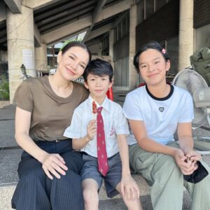 Phiyada Jutharattanakul Instagram - Happy time กับเด็กๆ 👧🏻👦🏻🎬 ที่กองถ่าย ป้าหายเหงาเลยลูกก ☺️😘 ช่วงป้าว่างๆก็ เล่นกับหลานๆสนุกเลย แล้ว เอาไว้เจอกันอีกนะคะ 🥰 พ่อๆแม่ๆ พามาอีกน๊า 😋