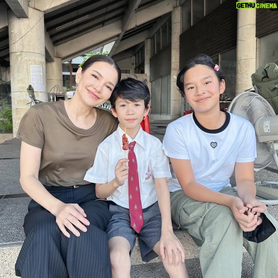 Phiyada Jutharattanakul - 37.2K Likes - Happy time กับเด็กๆ 👧🏻👦🏻🎬 ที่กองถ่าย ป้าหายเหงาเลยลูกก ☺️😘 ช่วงป้าว่างๆก็ เล่นกับหลานๆสนุกเลย แล้ว เอาไว้เจอกันอีกนะคะ 🥰 พ่อๆแม่ๆ พามาอีกน๊า 😋