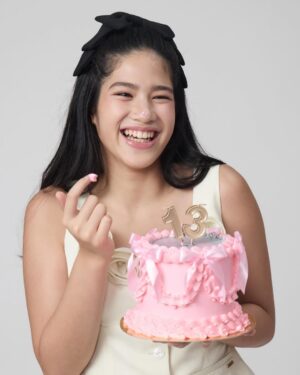 Phiyada Jutharattanakul Instagram - Happy birthday 13 ขวบ🎂⭐️ แล้ว แบบภาพนิ่ง 😊 inโตไวแท้ แม่จ๋าจะทำใจไปเรื่อยๆๆ เลี้ยงทุกวันโตคาตาทุกวัน 😤 รักนาวานะลูกกก 🎂⭐️👧🏻😍 ❤️Que Sera Sera 💋 @mookmake @kie_chira @sretsisofficial @therollingpinn @tandtbangkok @blow.balloon.bkk 🤘🏼🙏🏼