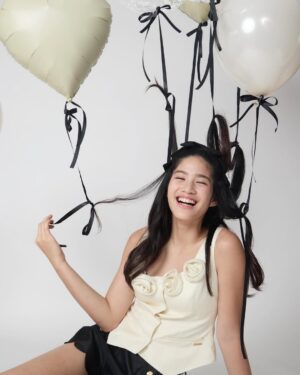 Phiyada Jutharattanakul Instagram - Happy birthday 13 ขวบ🎂⭐️ แล้ว แบบภาพนิ่ง 😊 inโตไวแท้ แม่จ๋าจะทำใจไปเรื่อยๆๆ เลี้ยงทุกวันโตคาตาทุกวัน 😤 รักนาวานะลูกกก 🎂⭐️👧🏻😍 ❤️Que Sera Sera 💋 @mookmake @kie_chira @sretsisofficial @therollingpinn @tandtbangkok @blow.balloon.bkk 🤘🏼🙏🏼
