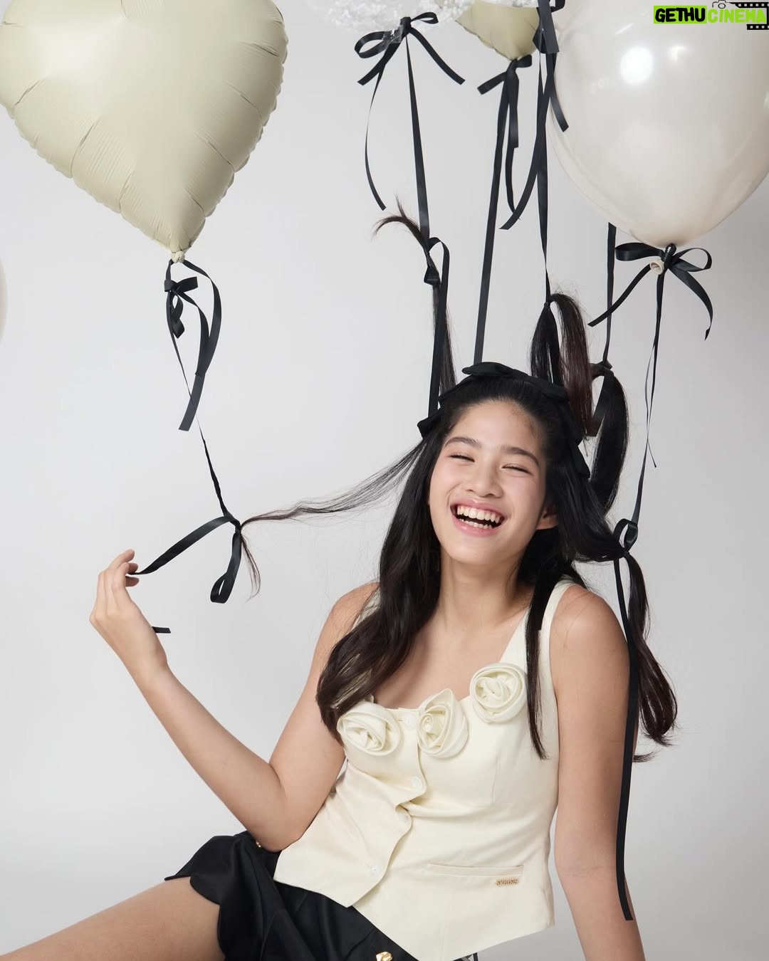 Phiyada Jutharattanakul - 21.6K Likes - Happy birthday 13 ขวบ🎂⭐️ แล้ว แบบภาพนิ่ง 😊 inโตไวแท้ แม่จ๋าจะทำใจไปเรื่อยๆๆ เลี้ยงทุกวันโตคาตาทุกวัน 😤 รักนาวานะลูกกก 🎂⭐️👧🏻😍 ❤️Que Sera Sera 💋 @mookmake @kie_chira @sretsisofficial @therollingpinn @tandtbangkok @blow.balloon.bkk 🤘🏼🙏🏼