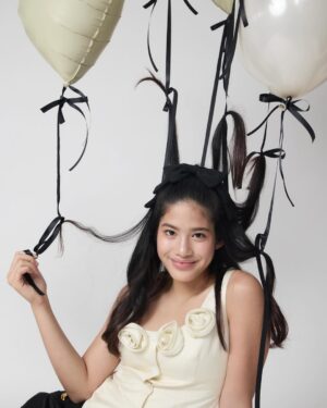 Phiyada Jutharattanakul Instagram - Happy birthday 13 ขวบ🎂⭐️ แล้ว แบบภาพนิ่ง 😊 inโตไวแท้ แม่จ๋าจะทำใจไปเรื่อยๆๆ เลี้ยงทุกวันโตคาตาทุกวัน 😤 รักนาวานะลูกกก 🎂⭐️👧🏻😍 ❤️Que Sera Sera 💋 @mookmake @kie_chira @sretsisofficial @therollingpinn @tandtbangkok @blow.balloon.bkk 🤘🏼🙏🏼