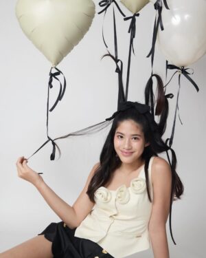 Phiyada Jutharattanakul Instagram - Happy birthday 13 ขวบ🎂⭐️ แล้ว แบบภาพนิ่ง 😊 inโตไวแท้ แม่จ๋าจะทำใจไปเรื่อยๆๆ เลี้ยงทุกวันโตคาตาทุกวัน 😤 รักนาวานะลูกกก 🎂⭐️👧🏻😍 ❤️Que Sera Sera 💋 @mookmake @kie_chira @sretsisofficial @therollingpinn @tandtbangkok @blow.balloon.bkk 🤘🏼🙏🏼