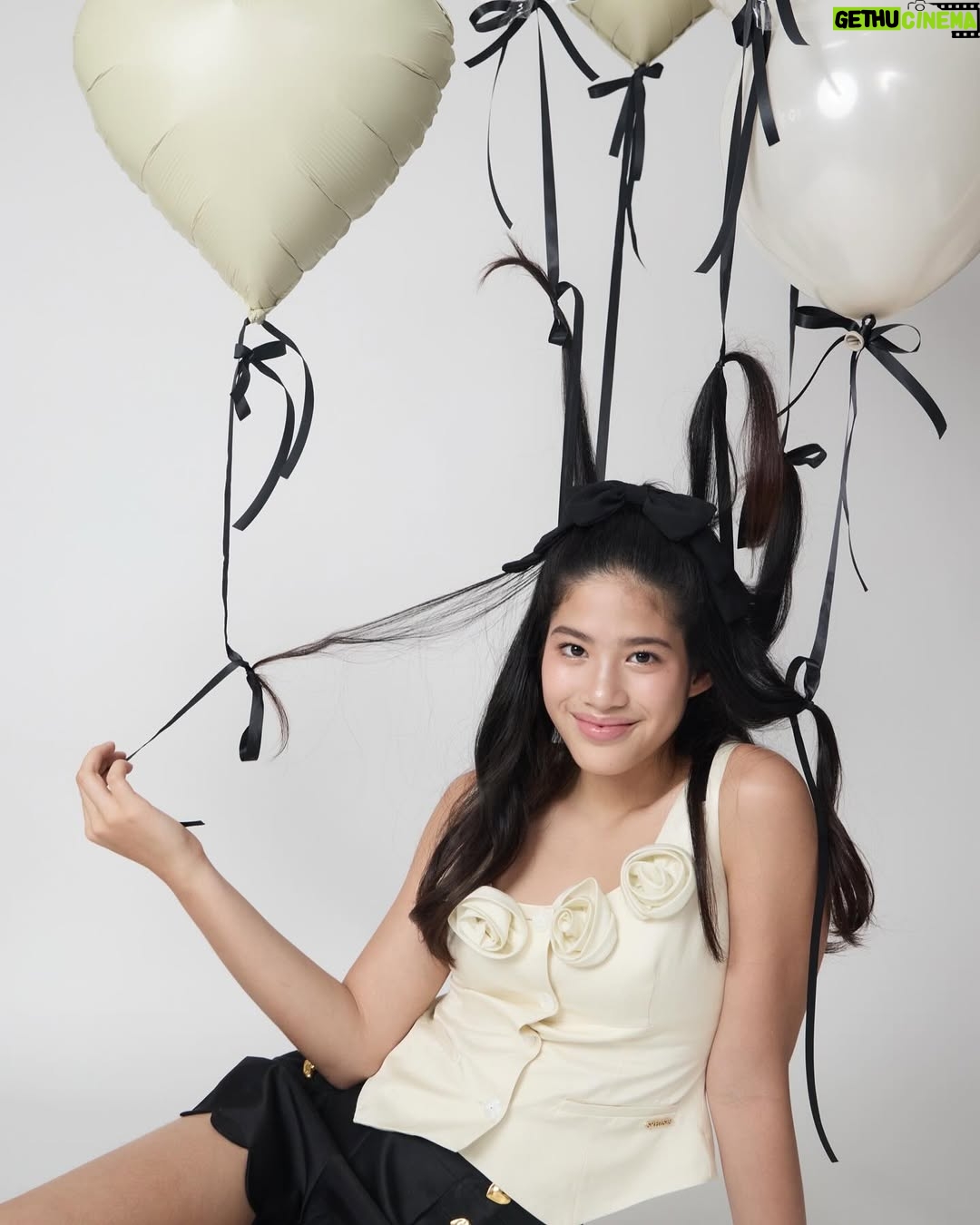 Phiyada Jutharattanakul - 21.6K Likes - Happy birthday 13 ขวบ🎂⭐️ แล้ว แบบภาพนิ่ง 😊 inโตไวแท้ แม่จ๋าจะทำใจไปเรื่อยๆๆ เลี้ยงทุกวันโตคาตาทุกวัน 😤 รักนาวานะลูกกก 🎂⭐️👧🏻😍 ❤️Que Sera Sera 💋 @mookmake @kie_chira @sretsisofficial @therollingpinn @tandtbangkok @blow.balloon.bkk 🤘🏼🙏🏼