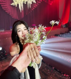 Phạm Nguyễn Lan Thy Instagram - “Tối nay đi đám cưới chung với anh nha”

Ủa????? 💍 💐???