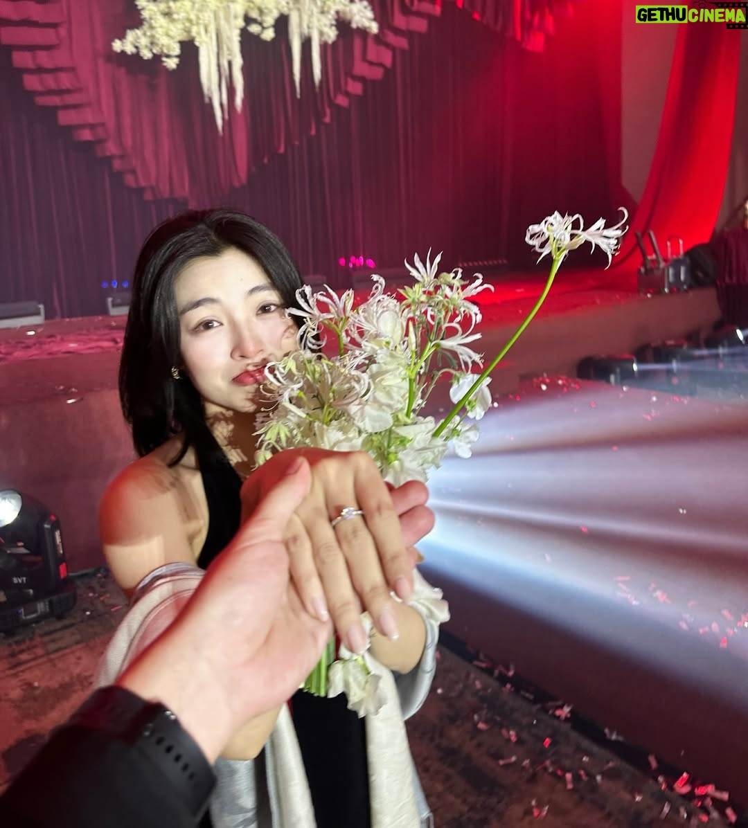 Phạm Nguyễn Lan Thy - 11.7K Likes - “Tối nay đi đám cưới chung với anh nha”

Ủa????? 💍 💐???