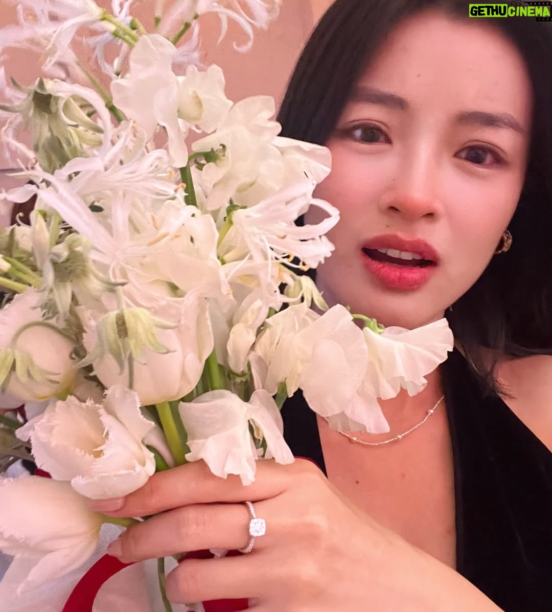 Phạm Nguyễn Lan Thy - 11.7K Likes - “Tối nay đi đám cưới chung với anh nha”

Ủa????? 💍 💐???