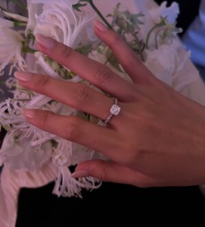 Phạm Nguyễn Lan Thy Instagram - “Tối nay đi đám cưới chung với anh nha”

Ủa????? 💍 💐???